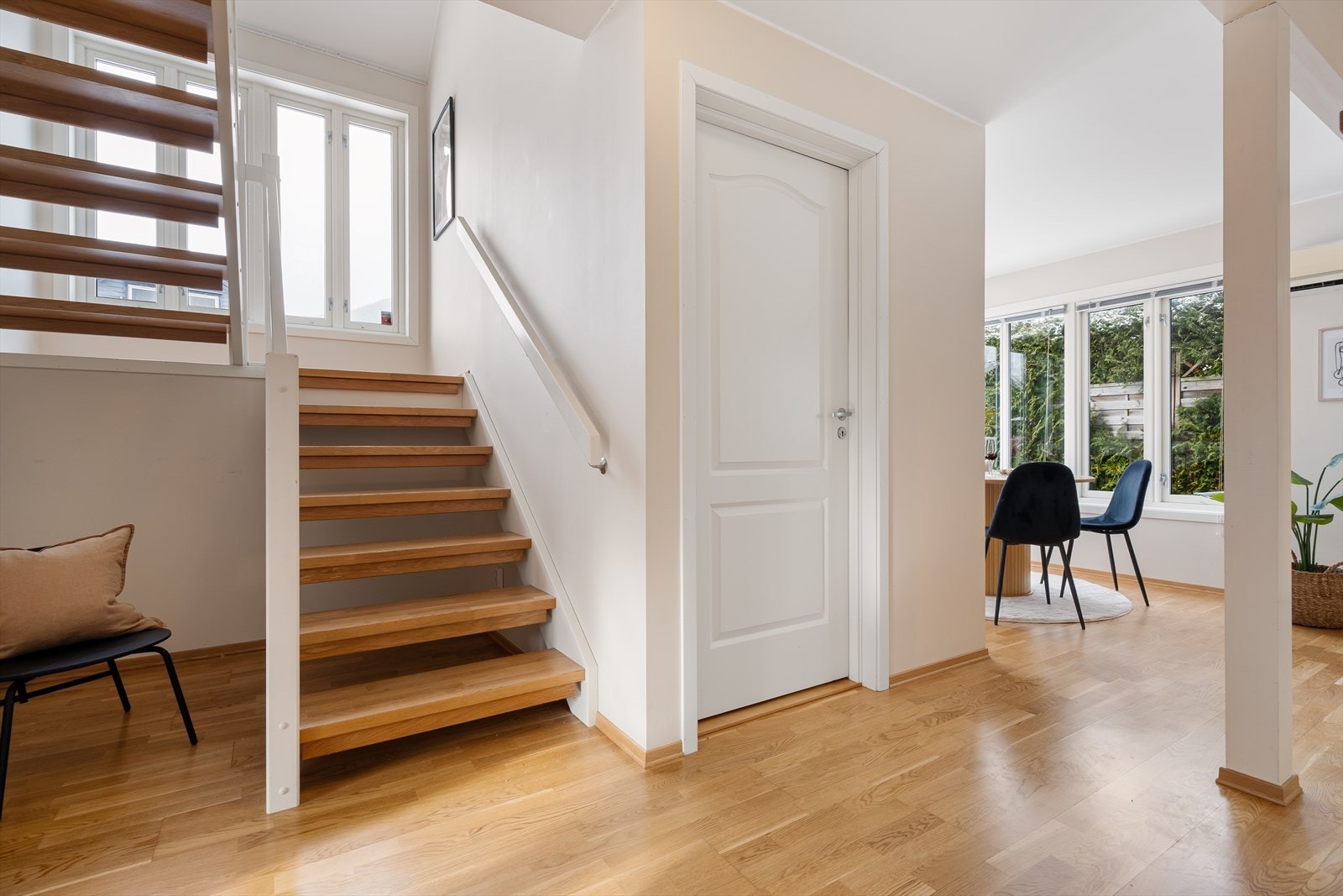 Trapp som fører til husets 2. etasje. Her kan man utnytte plassen under trappen til lagring. Ved siden av trappen ligger det teknisk rom/bod med ventilasjon. Galleribilde