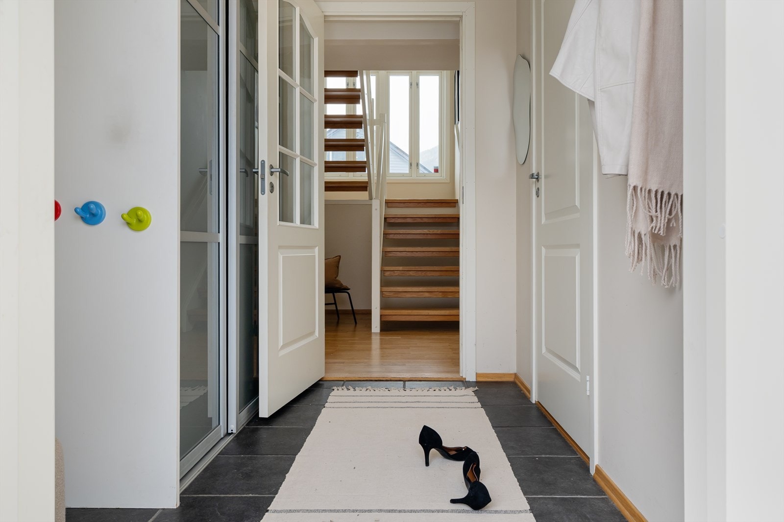 Flislagt entré med skyvedørsgarderobe. Gulv med varmekabler. Galleribilde