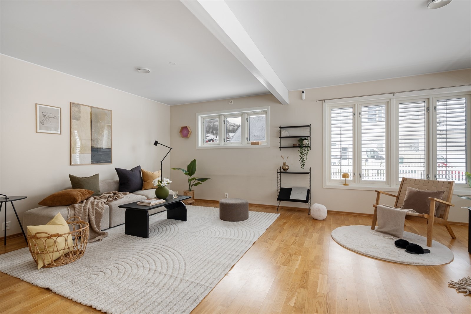 Romslig stue med gode møbleringsmuligheter. Galleribilde