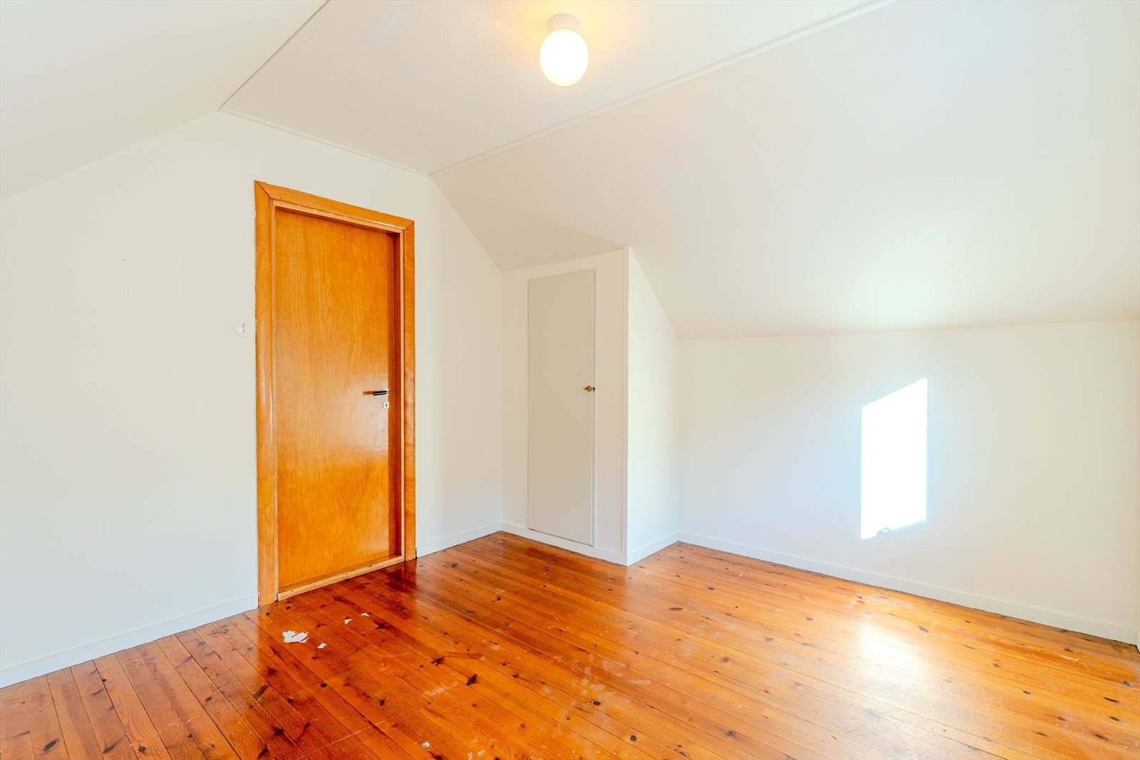 Innredet rom på loft Galleribilde