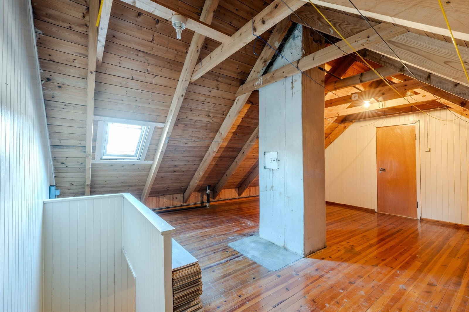 Romslig loftsrom med god lagringsplass Galleribilde