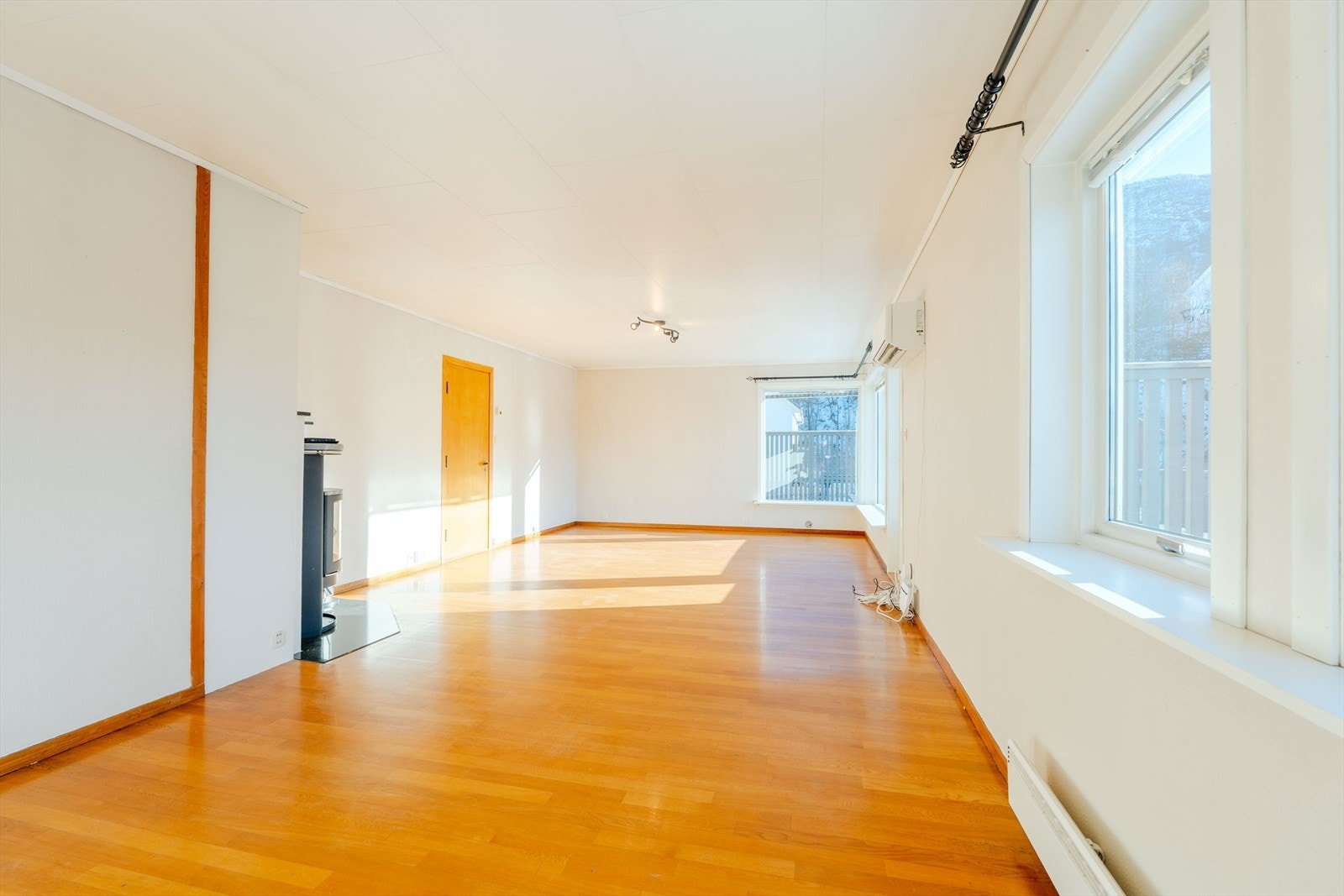 Stue med varmepumpe og vedovn Galleribilde