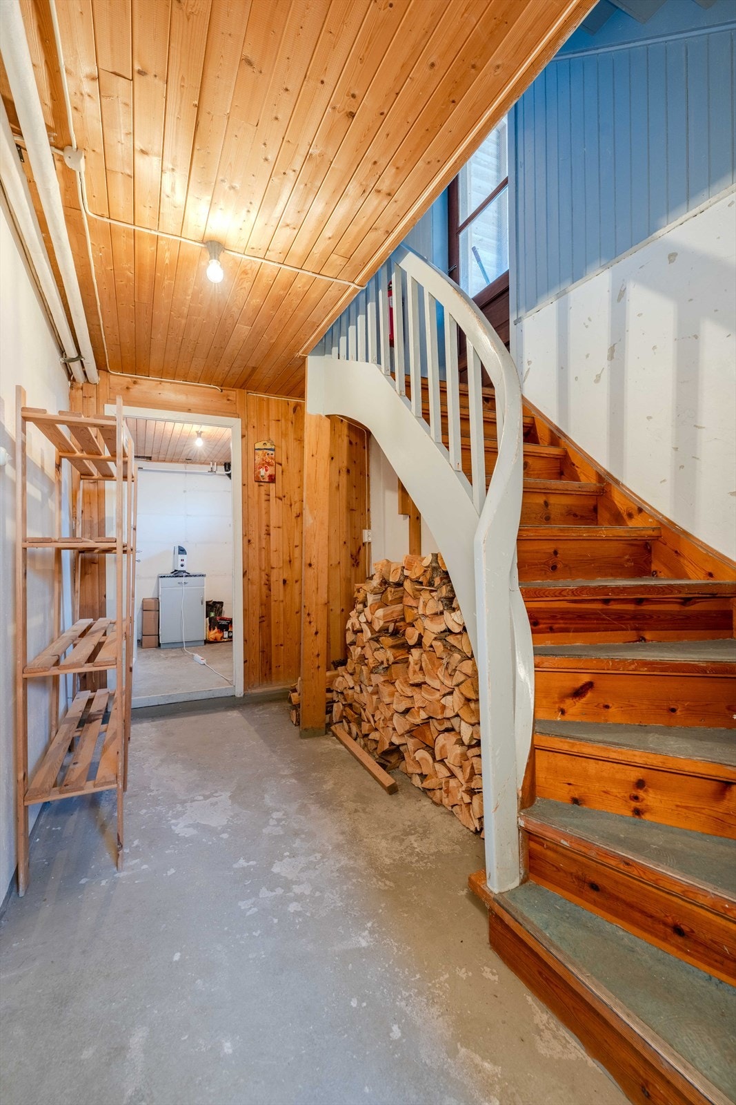 Utvendig inngang til kjellertrapp - Kjeller med flere boder og vaskerom Galleribilde