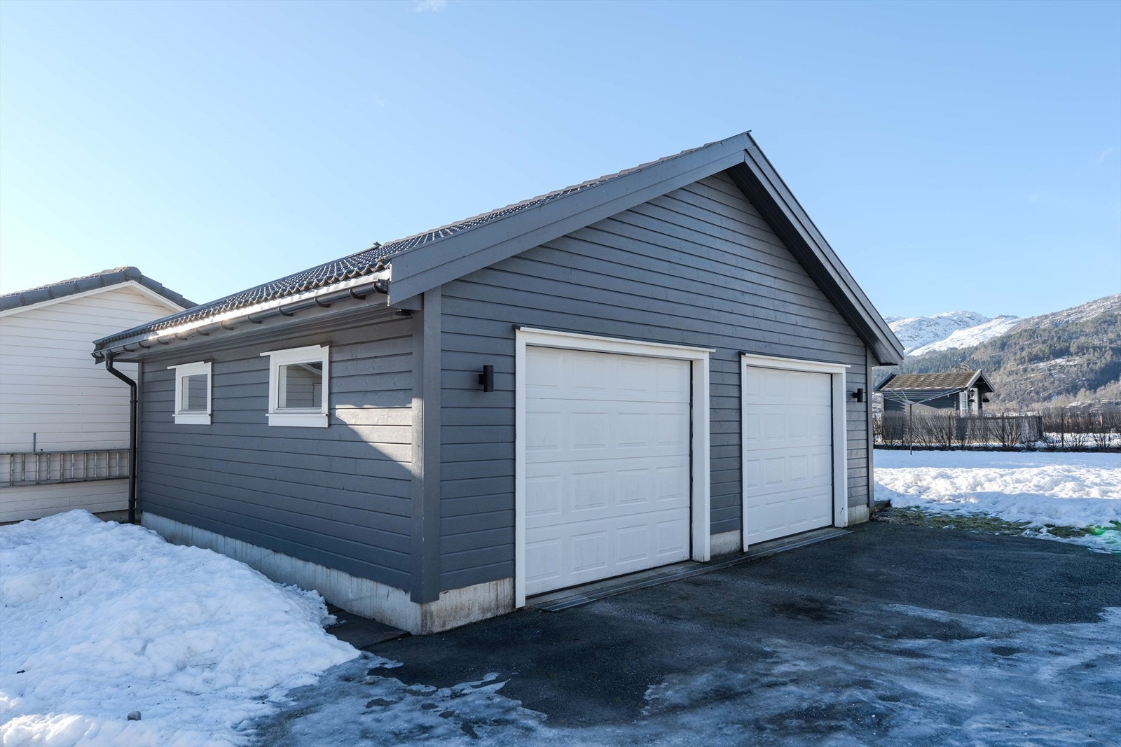 Dobbel garasje fra 2015- deles med nabo 14B Galleribilde