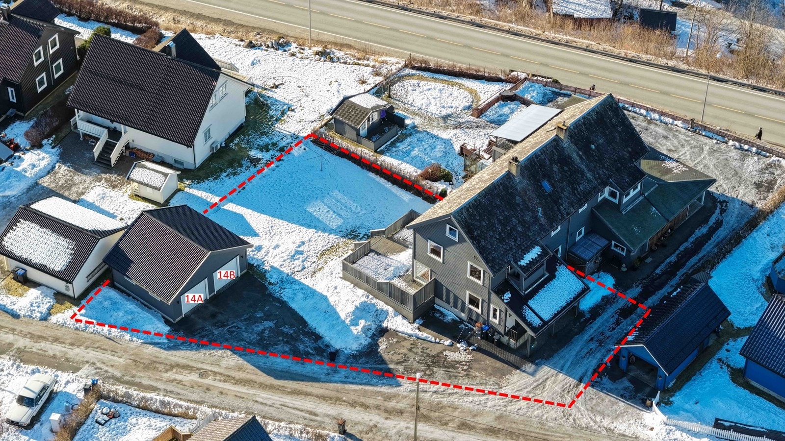 Stiplet linje viser estimert eiendomsgrense. Galleribilde