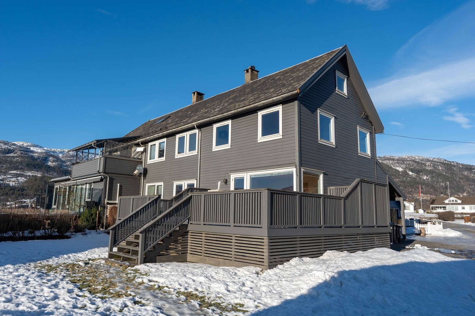 Fasade - Nyere terrasse, kledning og vinduer Galleribilde