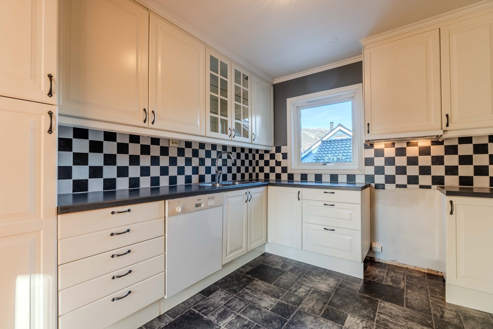 Kjøkkeninnredning fra 2007 Galleribilde