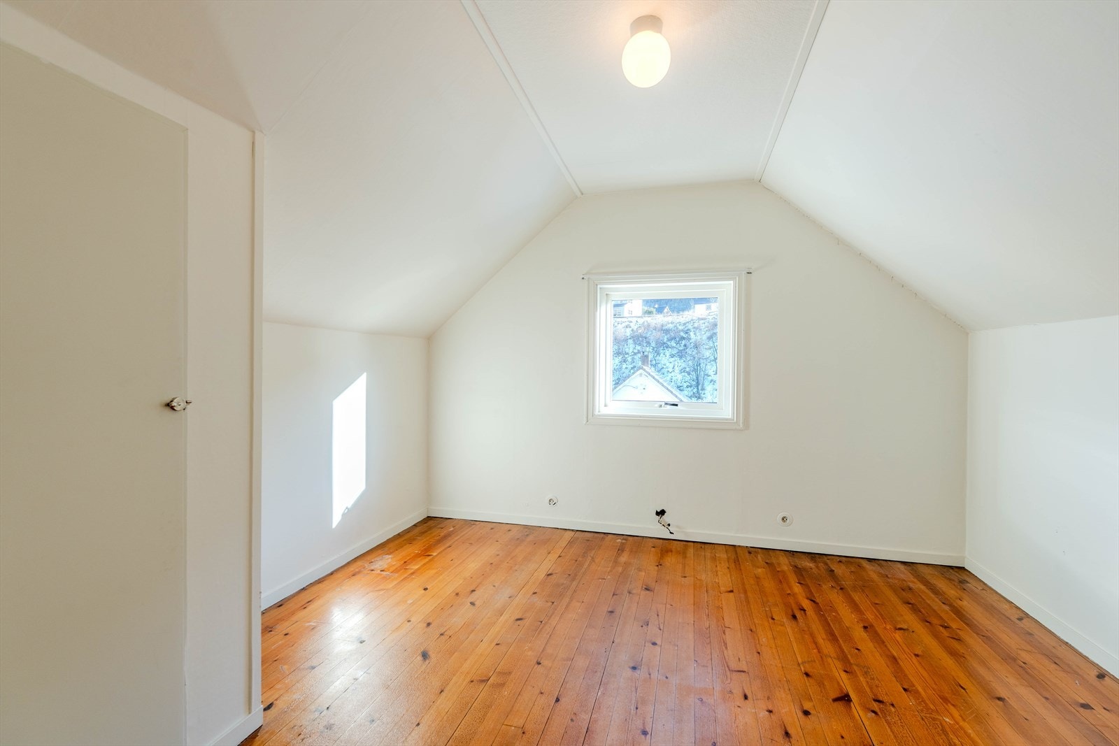 Innredet rom på loft Galleribilde