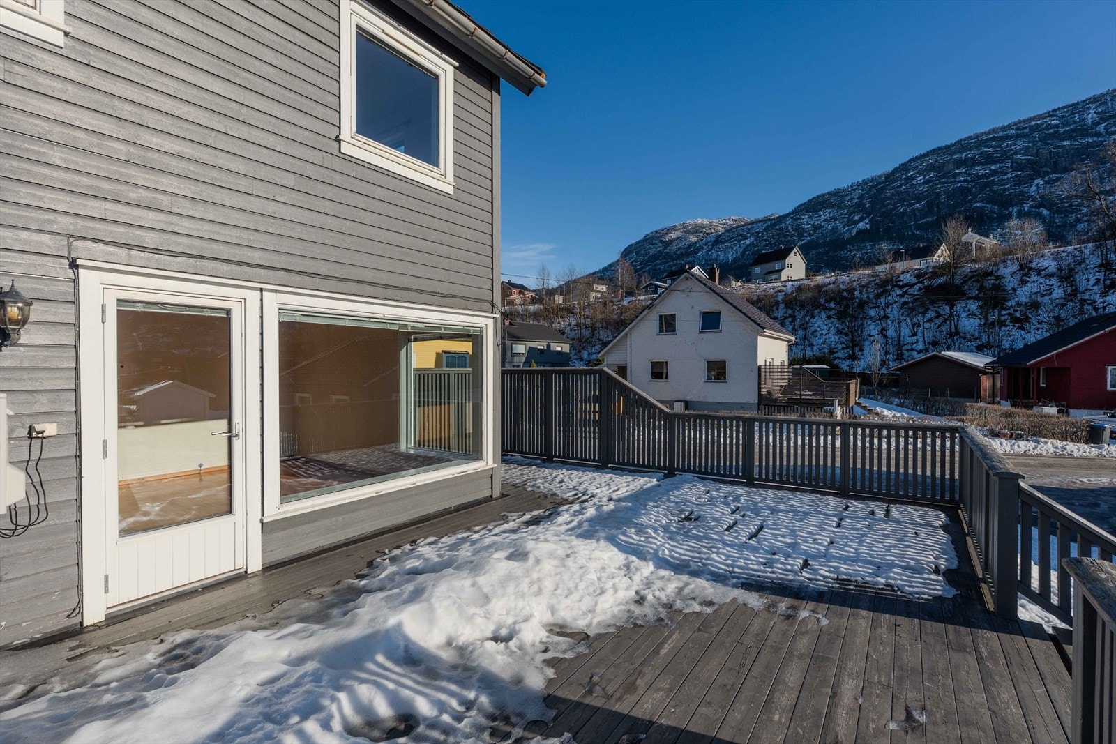 Romslig terrasse - gode sol- og utsiktsforhold Galleribilde