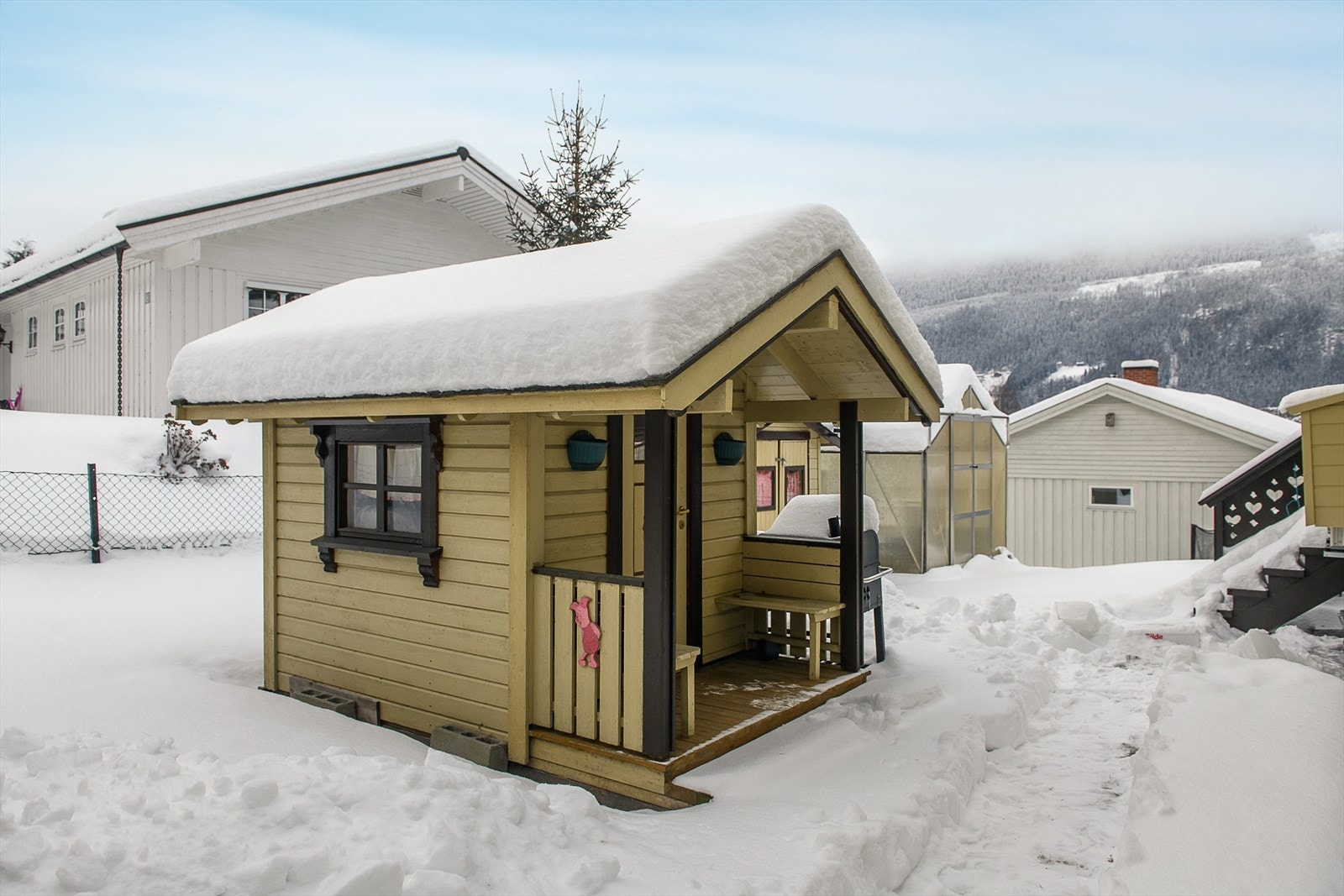 Lekestue på tomten. Galleribilde