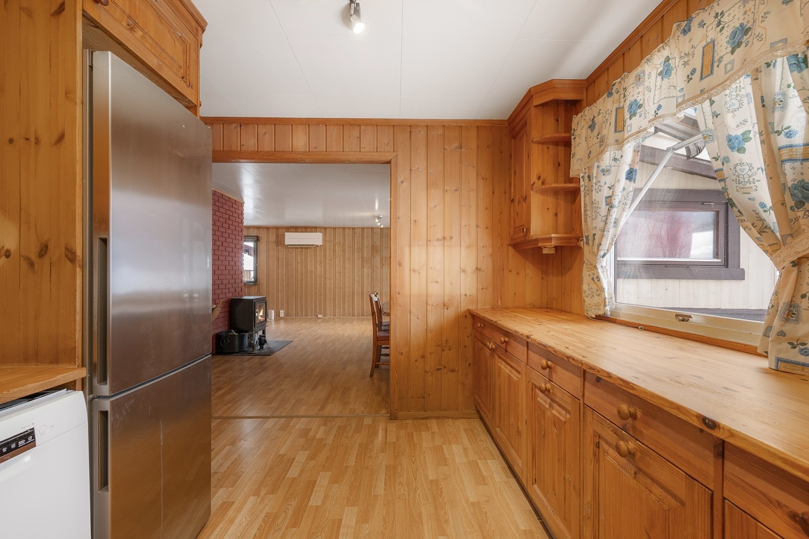 Det er halvåpen løsning ut mot stuen. Galleribilde