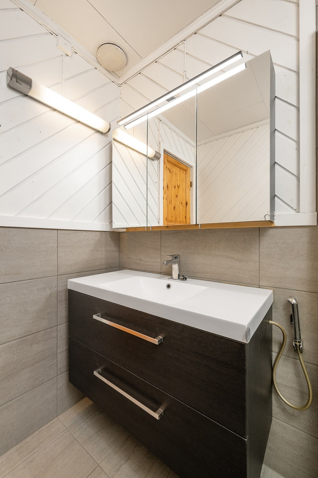 Romslig innredning, vegghengt dusjarmatur og innfellbare dusjdører. Galleribilde