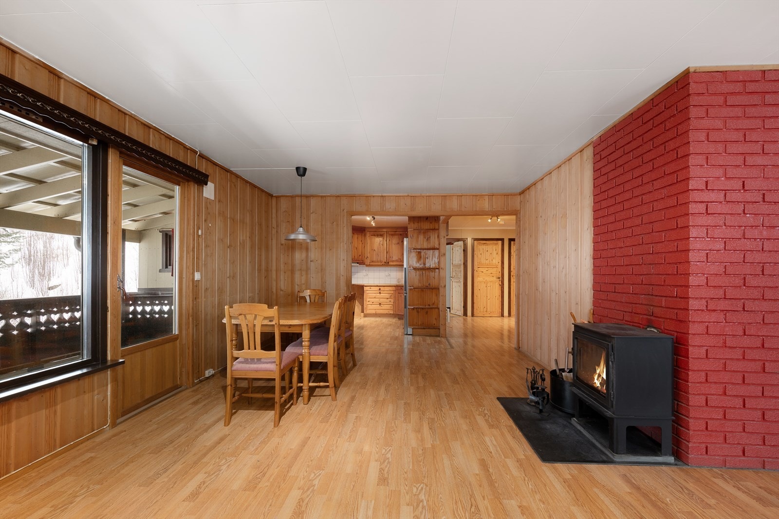 På hovedplanet er det romslig stue og spisestue i vinkelløsning. Galleribilde