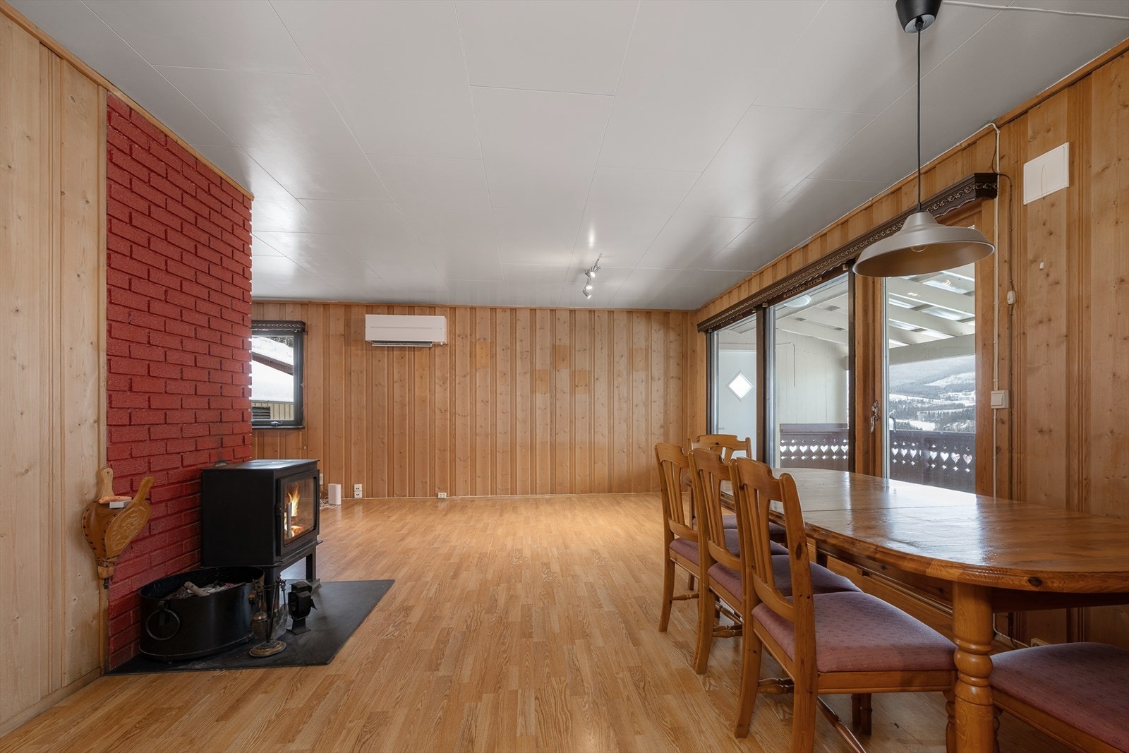 Stuen har godt med vindusflate som både gir naturlig lys og utsikt. Galleribilde