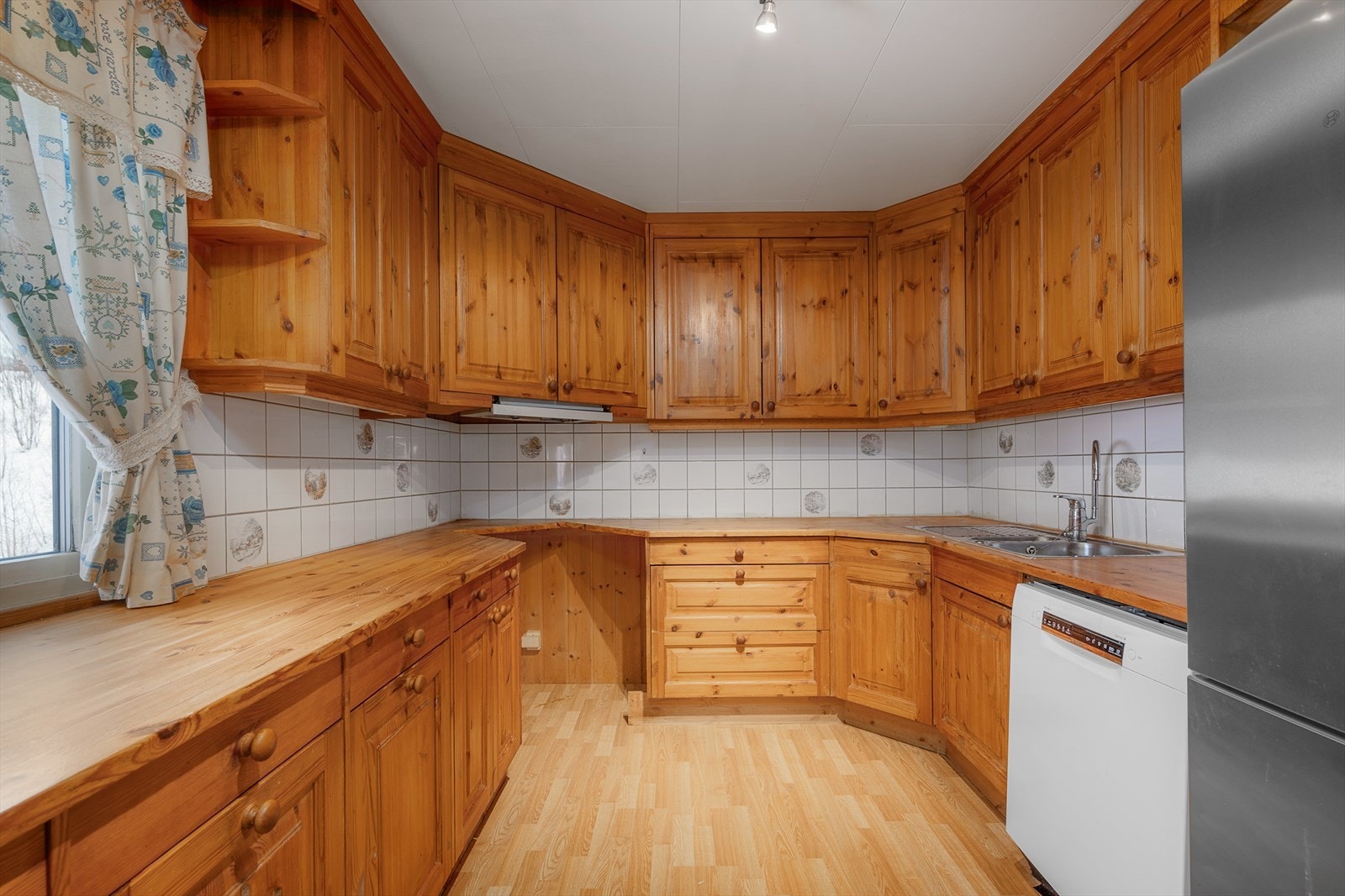 Kjøkkenet har innredning i heltre. Galleribilde