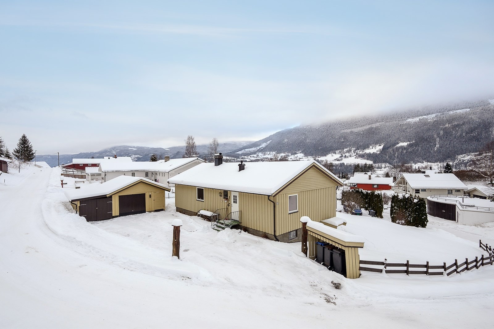 Enkel adkomst, romslig gårdsplass og parkeringsmuligheter i garasje. Galleribilde