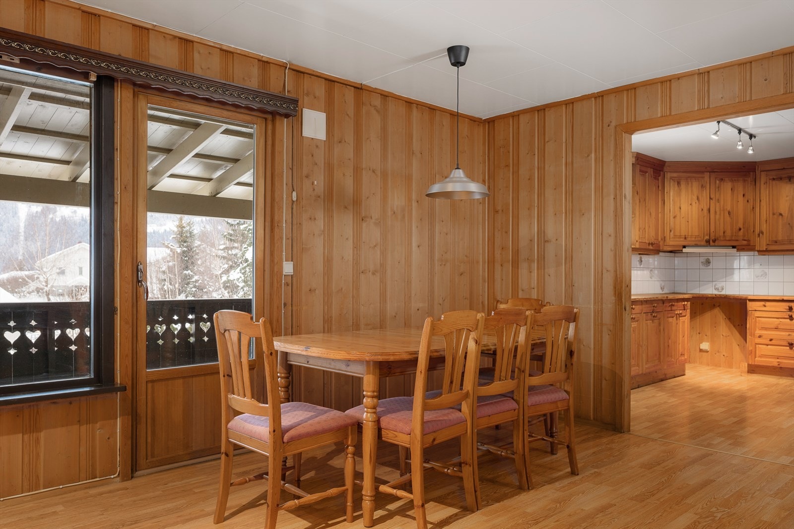 Fra stuen er det adkomst ut til terrasse. Galleribilde