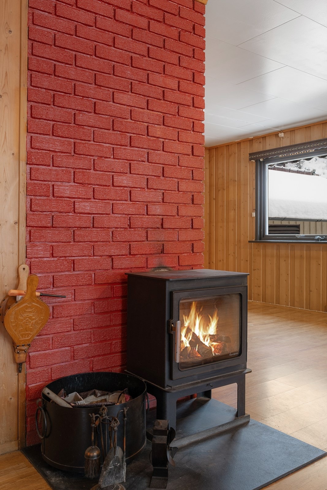 Peisovn som gir god varme og lun stemning. I tillegg er det varmepumpe i stuen. Galleribilde