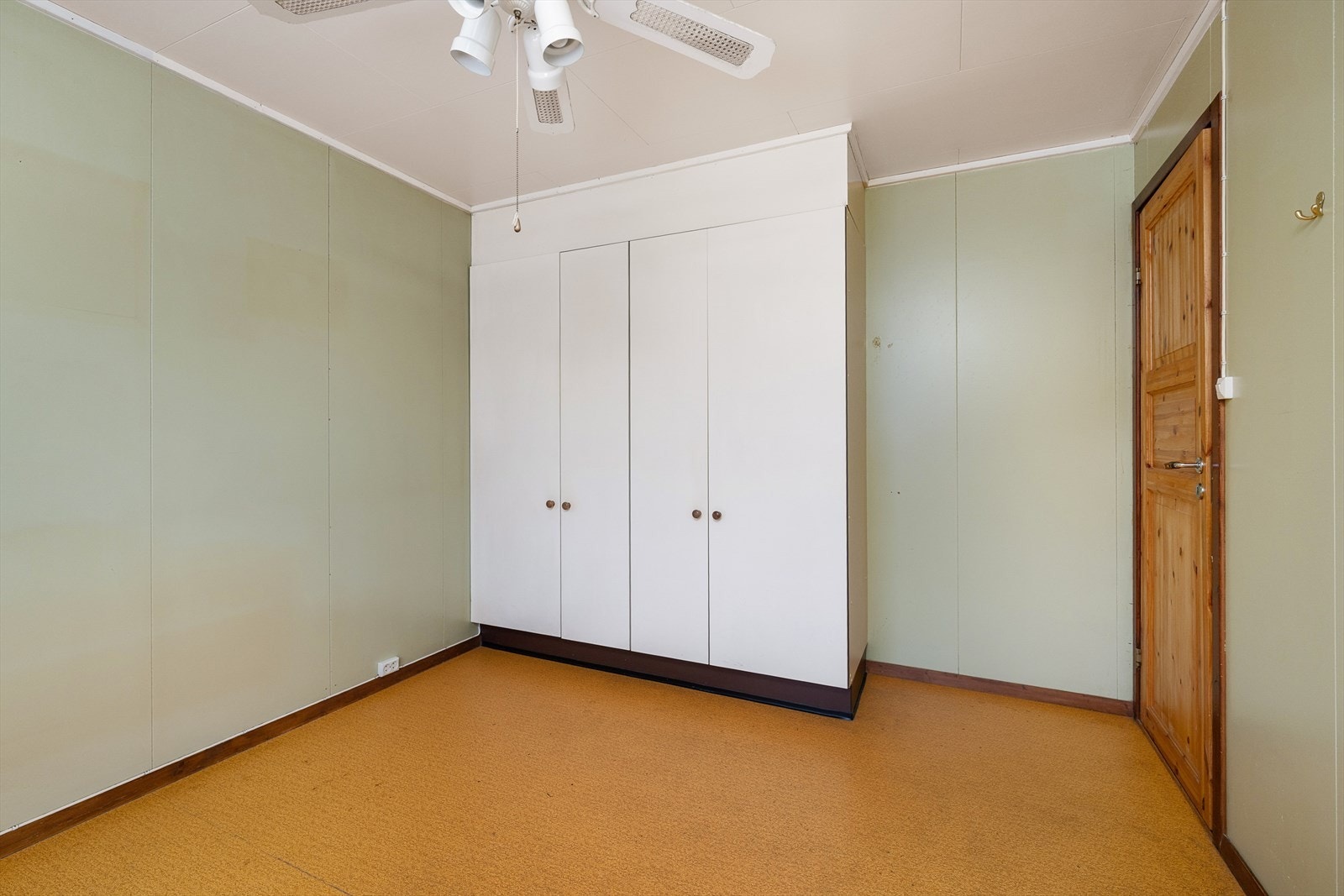 Ett av soverommene har eldre plassbygd garderobe. Galleribilde