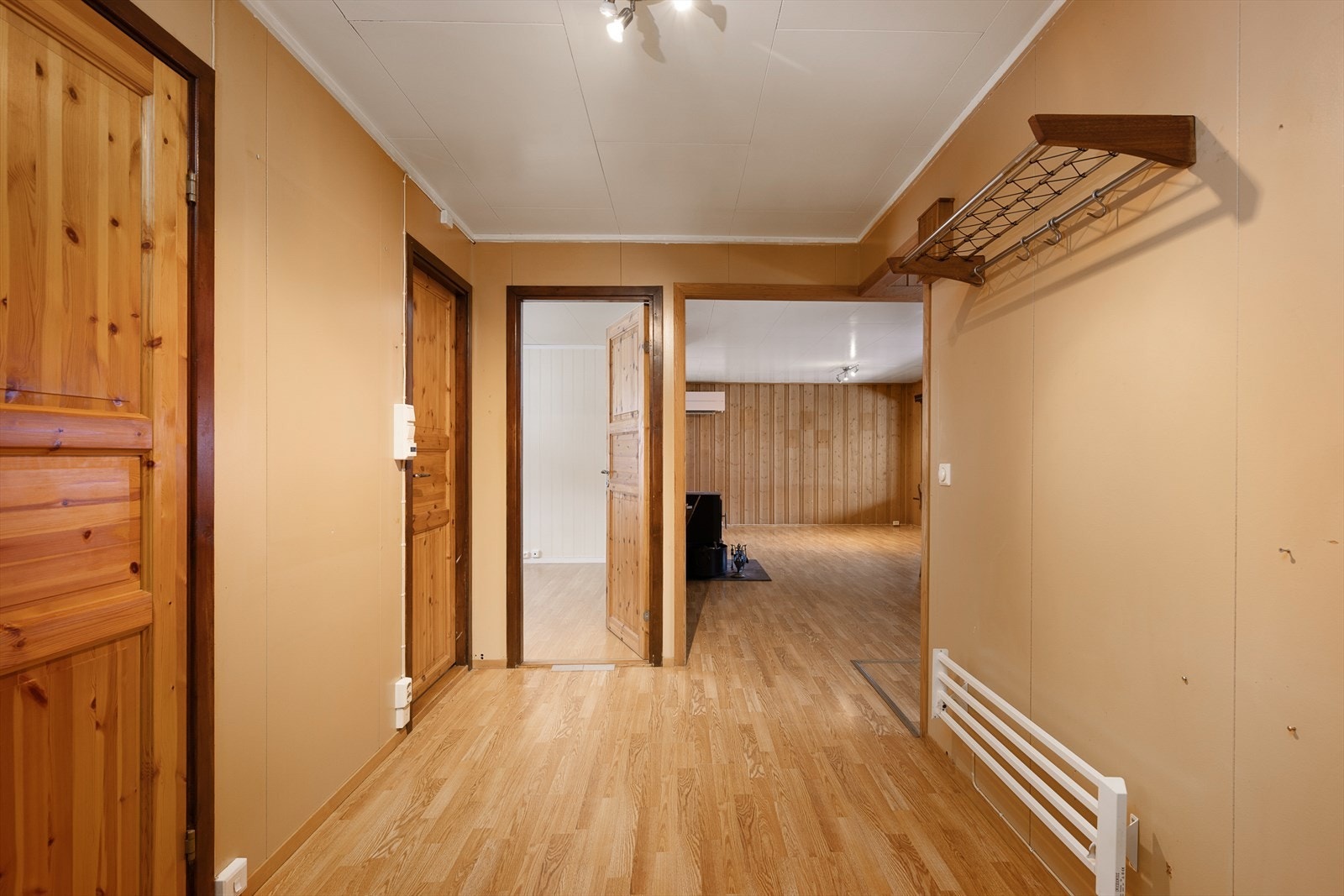 Fra gang på hovedplan er det adkomst til alle rom i etasjen. Galleribilde