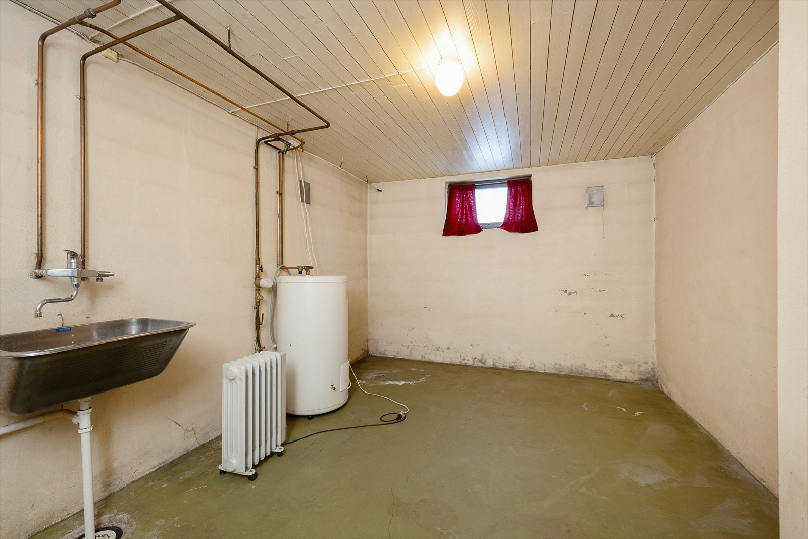 Vaskekjeller med blant annet utslagsvask og varmtvannsbereder. Galleribilde