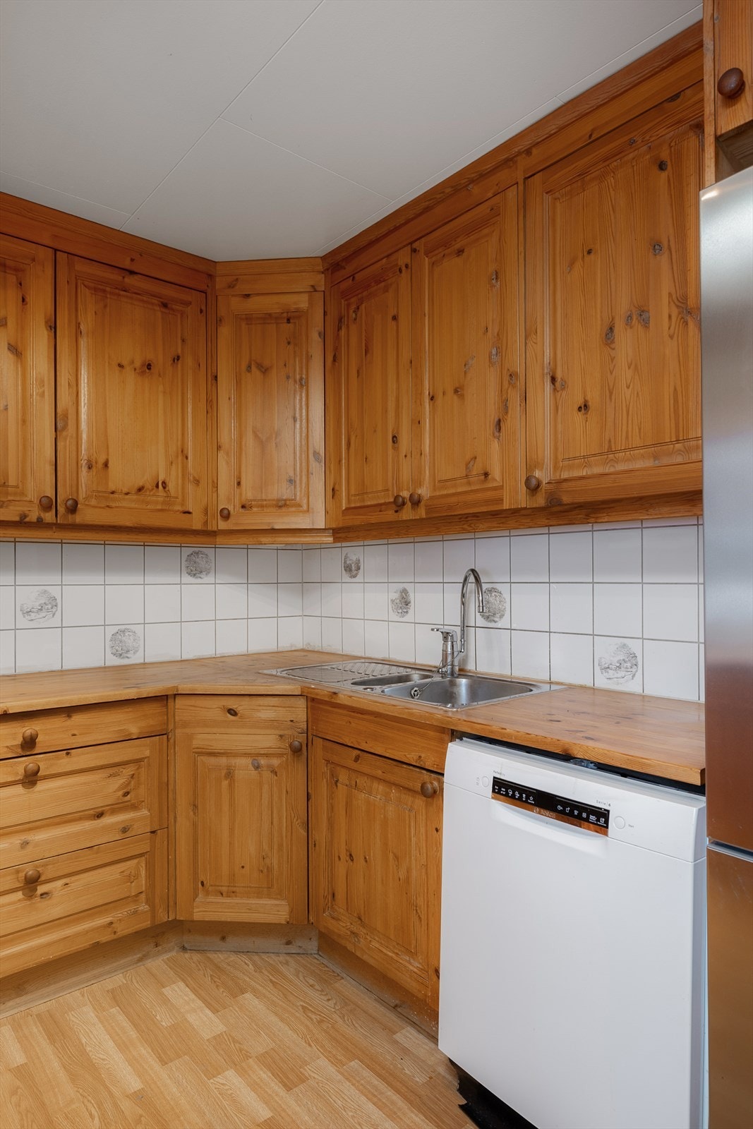 Det er plass og opplegg for frittstående hvitevarer. Galleribilde