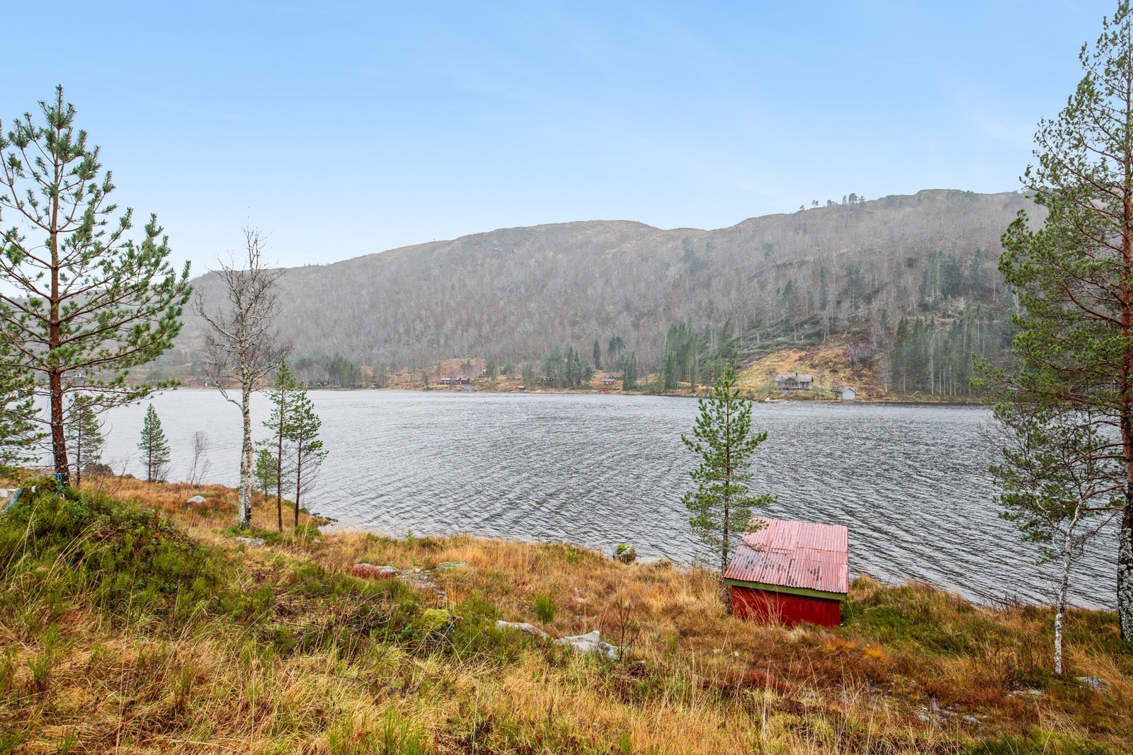 Den sørvestvendte beliggenheten gir gode kveldssolforhold. Utsikten mot Lunddalsvatnet gir et åpent og rolig preg på uteområdet. Galleribilde