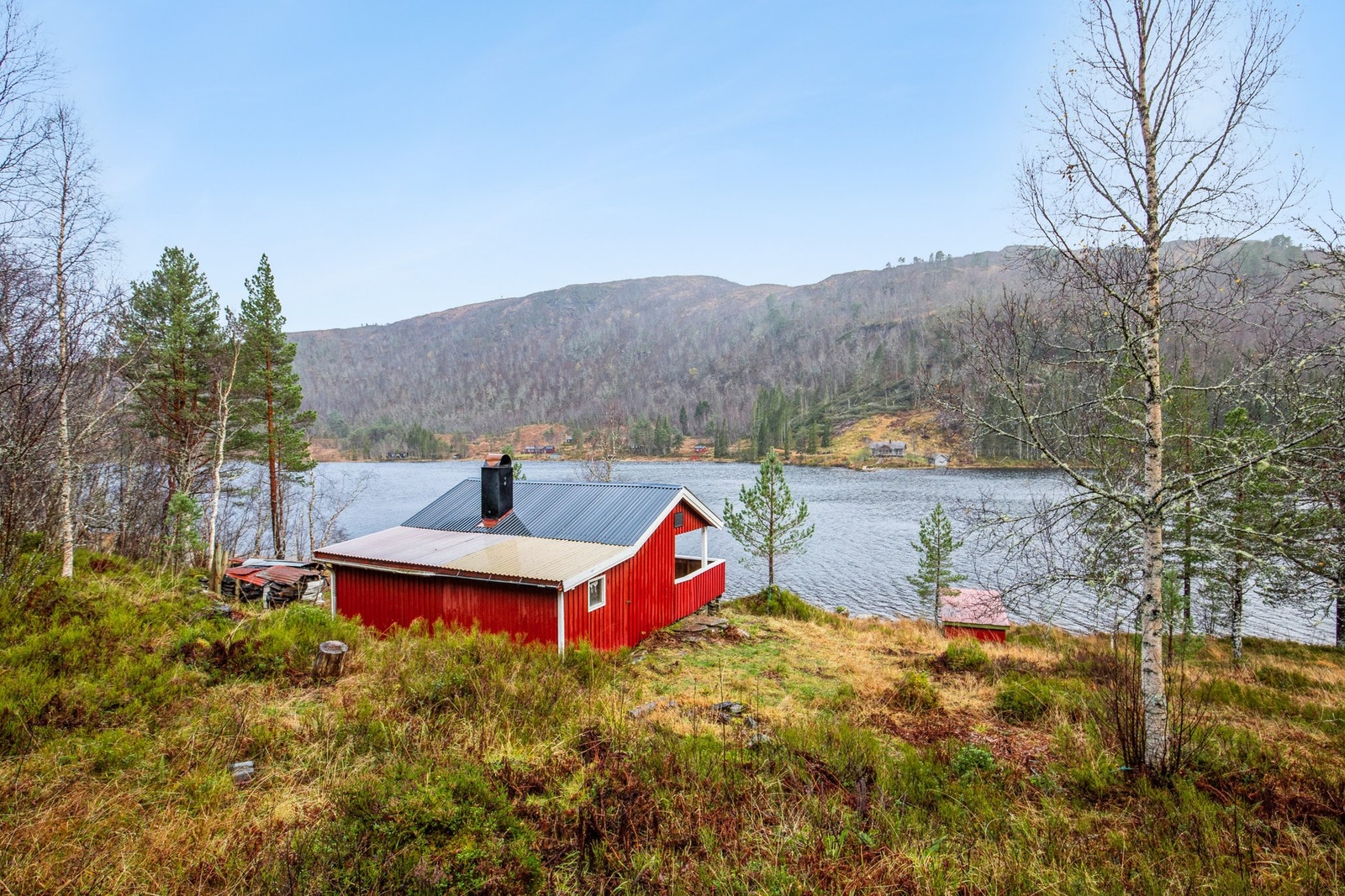 Tomtegrensene er skylddelt og utgjør ca 650 kvm. Interessenter bes gjøre seg kjent med informasjon under "tomt" i salgsoppgaven. Galleribilde