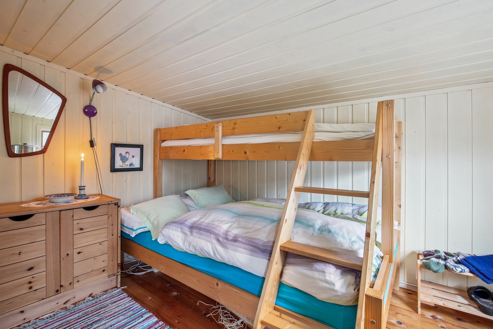 Soverom med gulvareal på ca. 6,8 kvm. Rommet har lav takhøyde, med høyeste punkt ca. 1,77 m og laveste ca. 1,53 m, og oppfyller derfor ikke krav til rom for varig opphold. Galleribilde