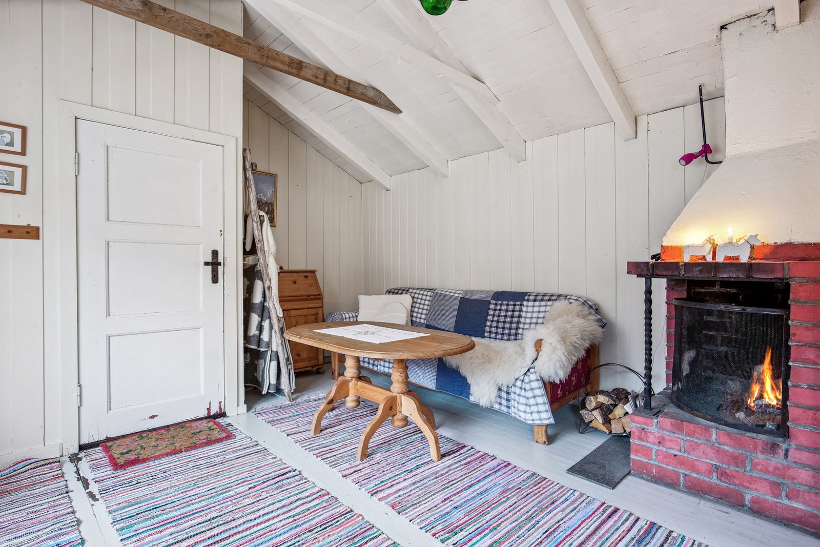 Åpen peis i stue og ildsted i kjøkkendelen gir gode muligheter for oppvarming og stemning i vinterhalvåret. Pipen er planlagt rehabilitert med nytt innvendig røykrør. Galleribilde