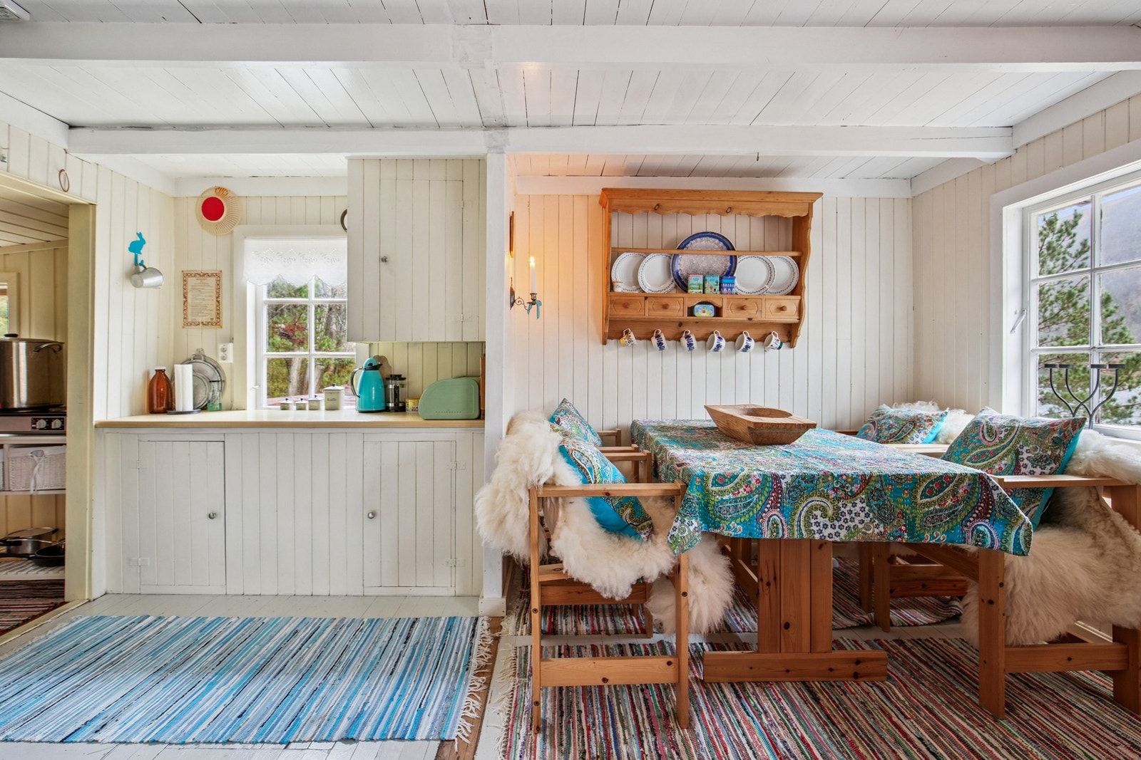 Enkel kjøkkeninnredning med laminert benkeplate - praktisk for fritidsbruk og lett å tilpasse videre etter egne ønsker. Galleribilde