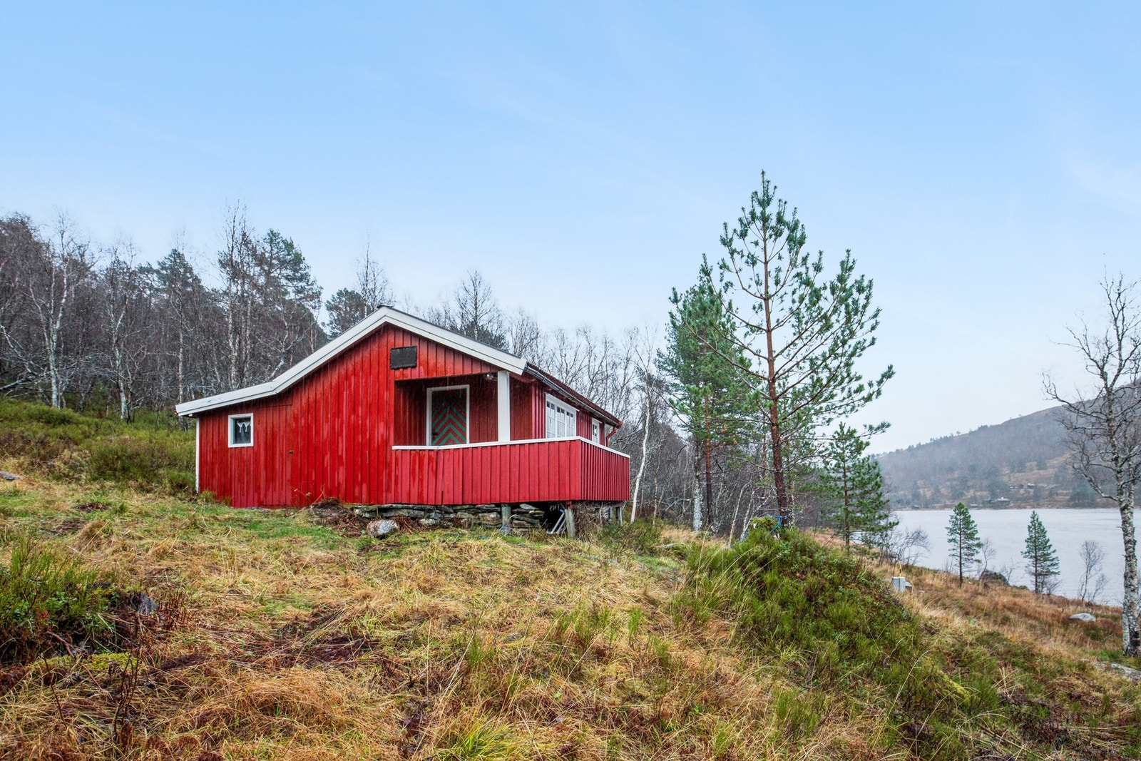 Tradisjonell fritidsbolig fra 1954, beliggende i naturskjønne omgivelser i Lunddalsvegen på Hjelset. Eiendommen ligger fritt til i skrånende terreng med vegetasjon og naturlig skjerming. Galleribilde