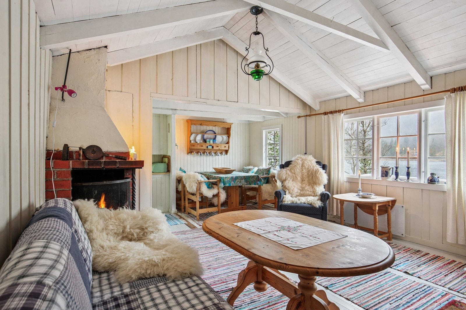 Hems etablert over kjøkkenet, som selger har benyttet til soveplass. Hems er ikke godkjent for varig opphold, blant annet på grunn av lav takhøyde, men har fungert som ekstra overnattingsplass ved fritidsbruk. Galleribilde