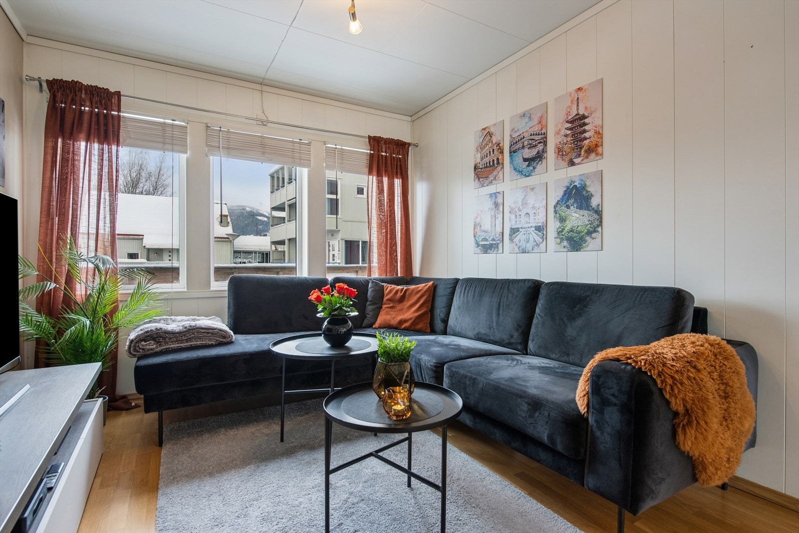 Stuen har store vinduer som slipper godt med lys inn i rommet. Galleribilde