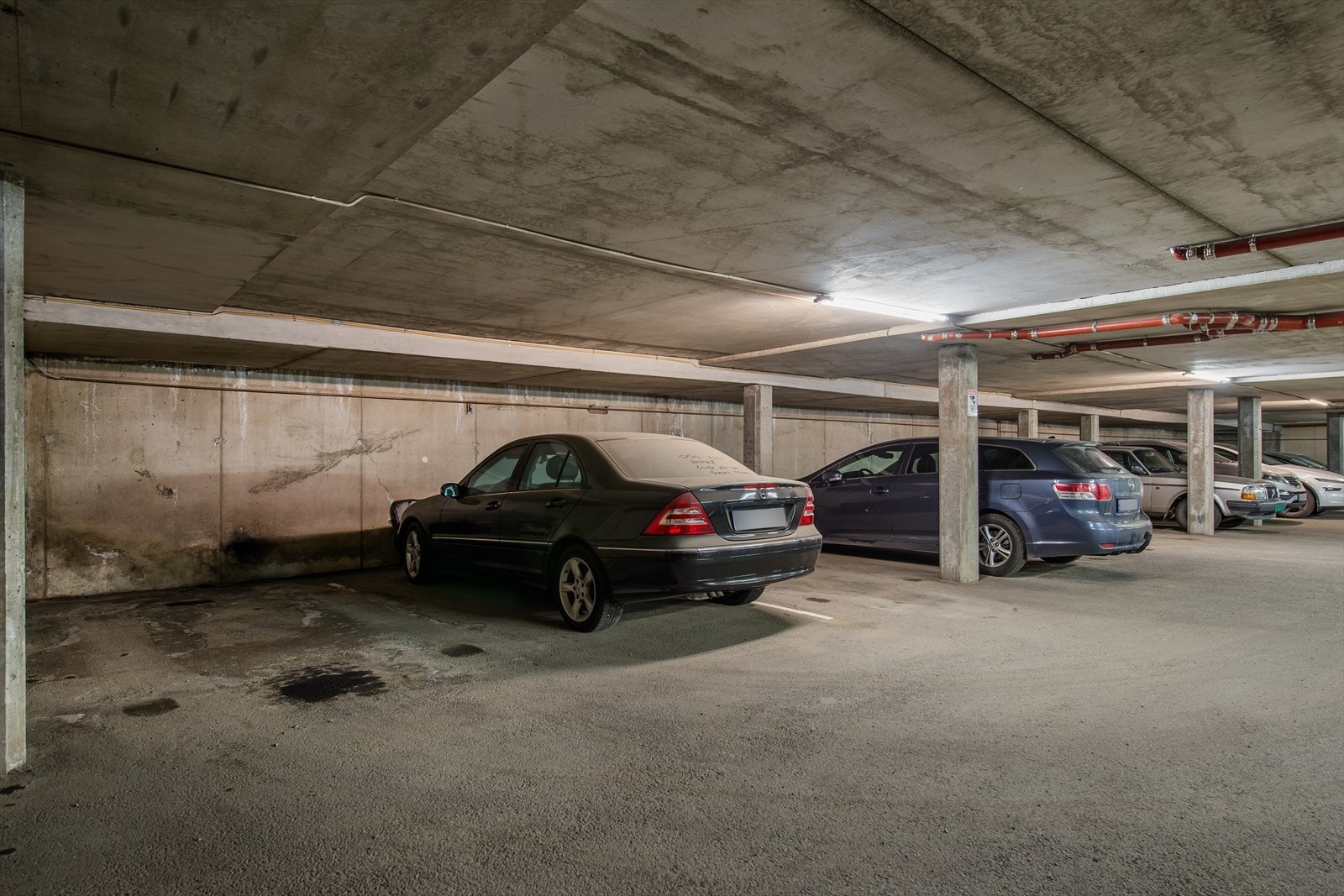 Fast parkeringsplass i felles garasjeanlegg medfølger. Galleribilde