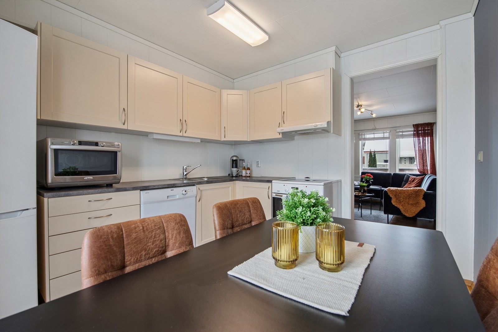 Det er avsatt plass til frittstående hvitevarer som stekeovn, oppvaskmaskin og kombiskap med kjøl og frys. Galleribilde