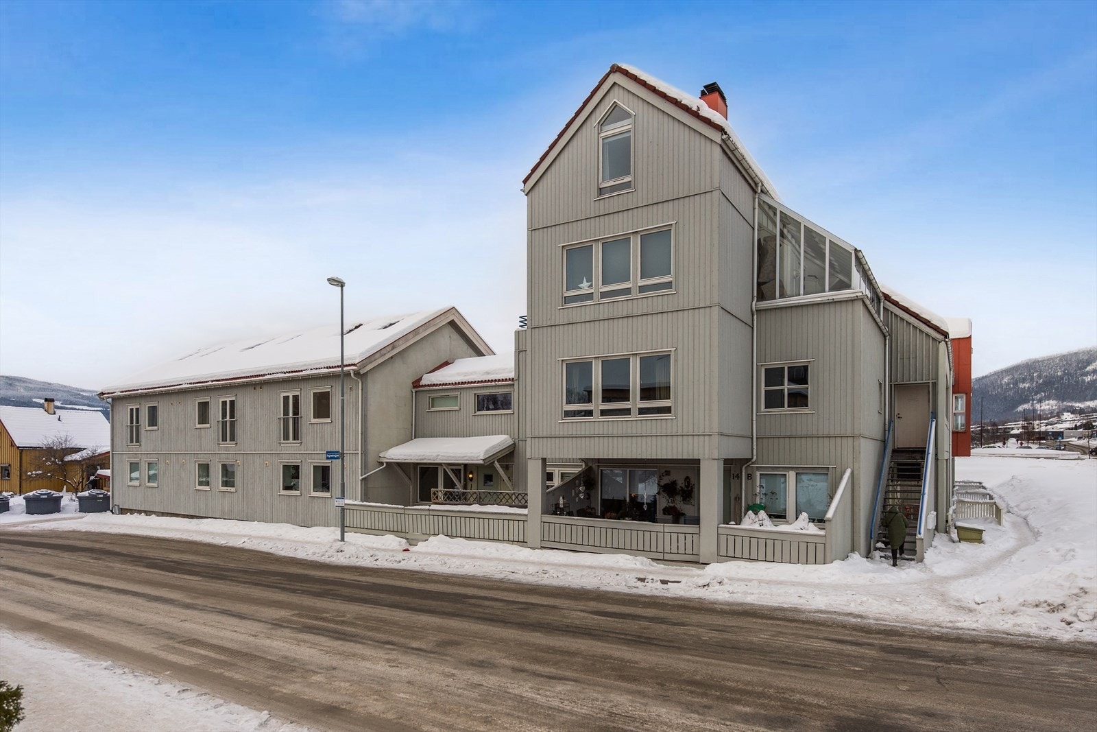 Leiligheten ligger fint til i et veletablert og flott område like nord for sentrum. Her har en gangavstand til Lillehammer sentrum med alle fasiliteter. Galleribilde