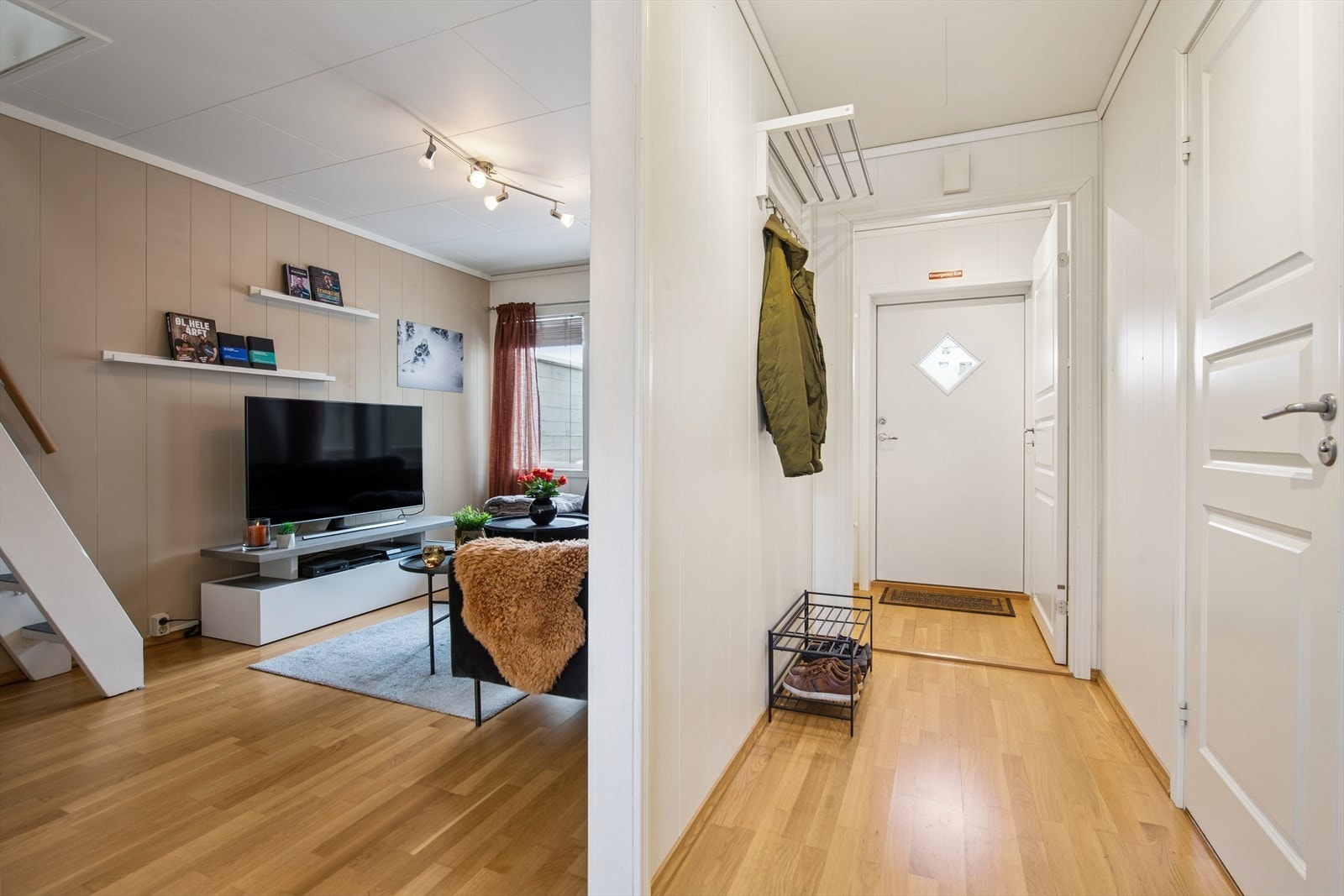 Du ønskes velkommen inn i en lys entré med plass til å henge fra seg ytterklær. Galleribilde