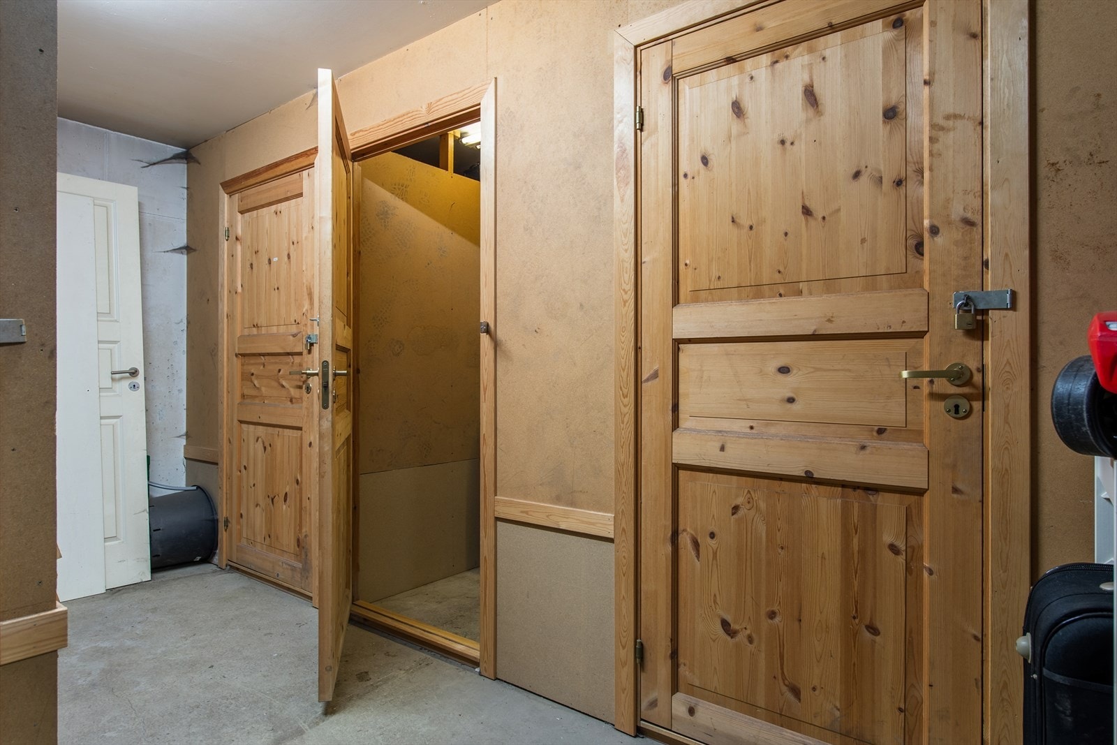 Sportsbod i kjeller har god plass til diverse oppbevaring. Galleribilde