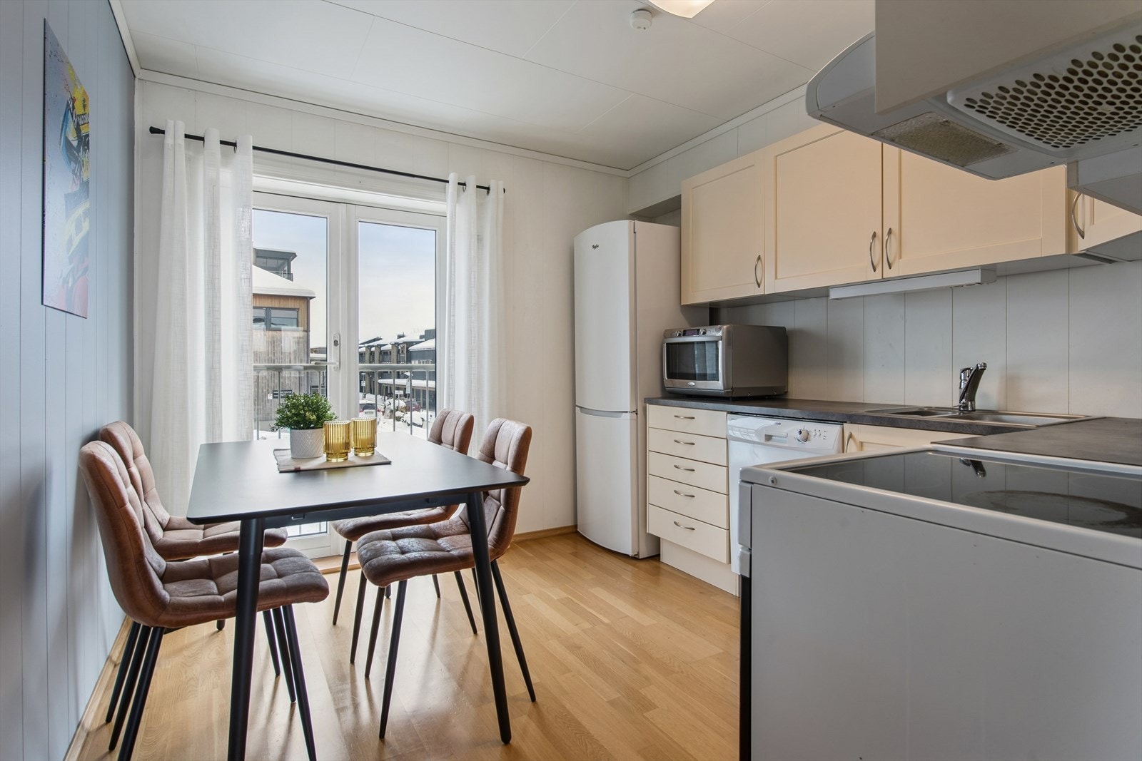 I tilknytning til kjøkkenet, kan spisebord enkelt plasseres - her kan gode måltider nytes. Galleribilde