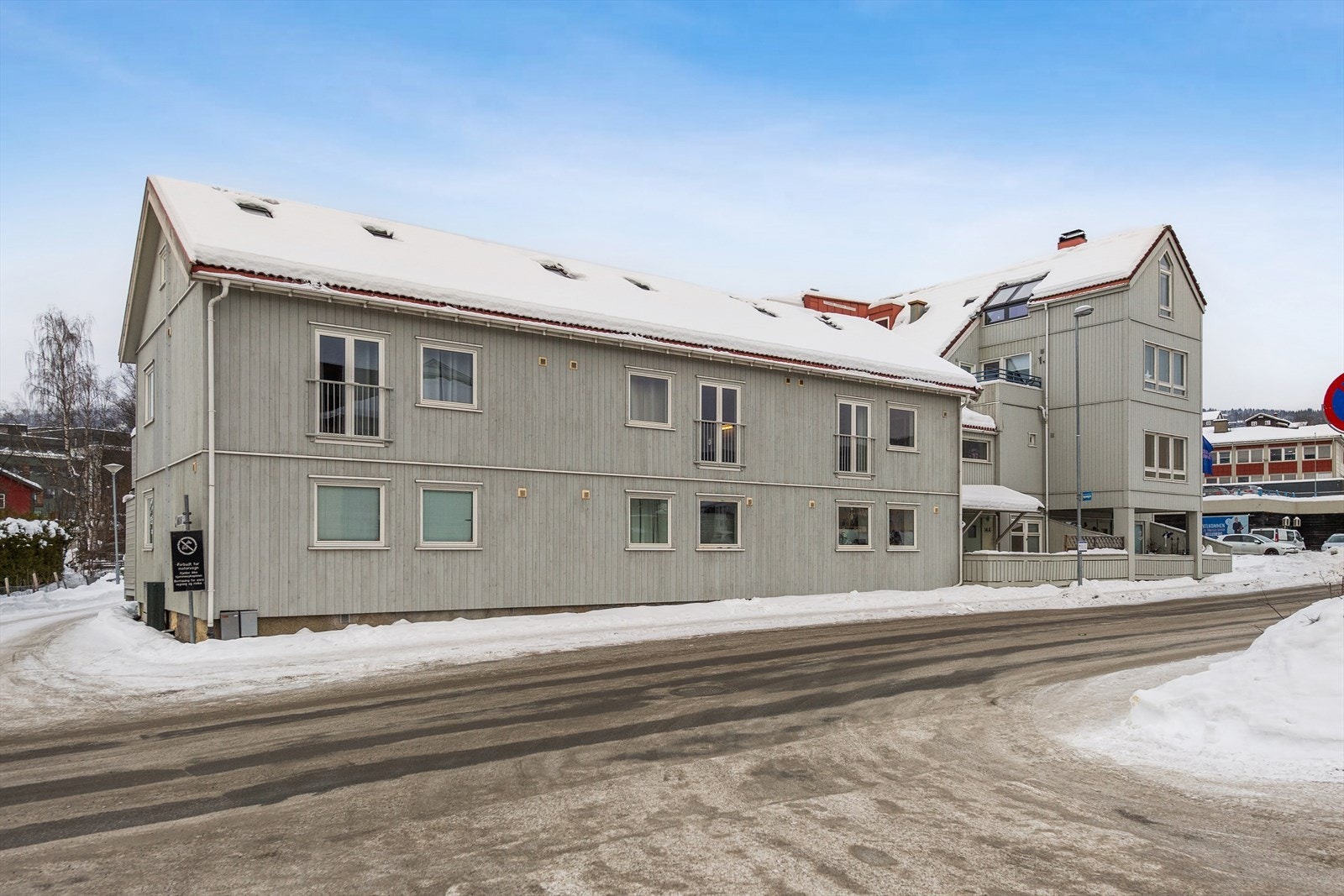 Dagligvarebutikk finner du i umiddelbar nærhet. For øvrig kort gangvei til Rosenlund bydelssenter med butikker, frisør, bakeri, apotek mm. Treningssenter finner du ca. 1 km fra boligen, og Høgskolen ca. 3 km unna. Galleribilde
