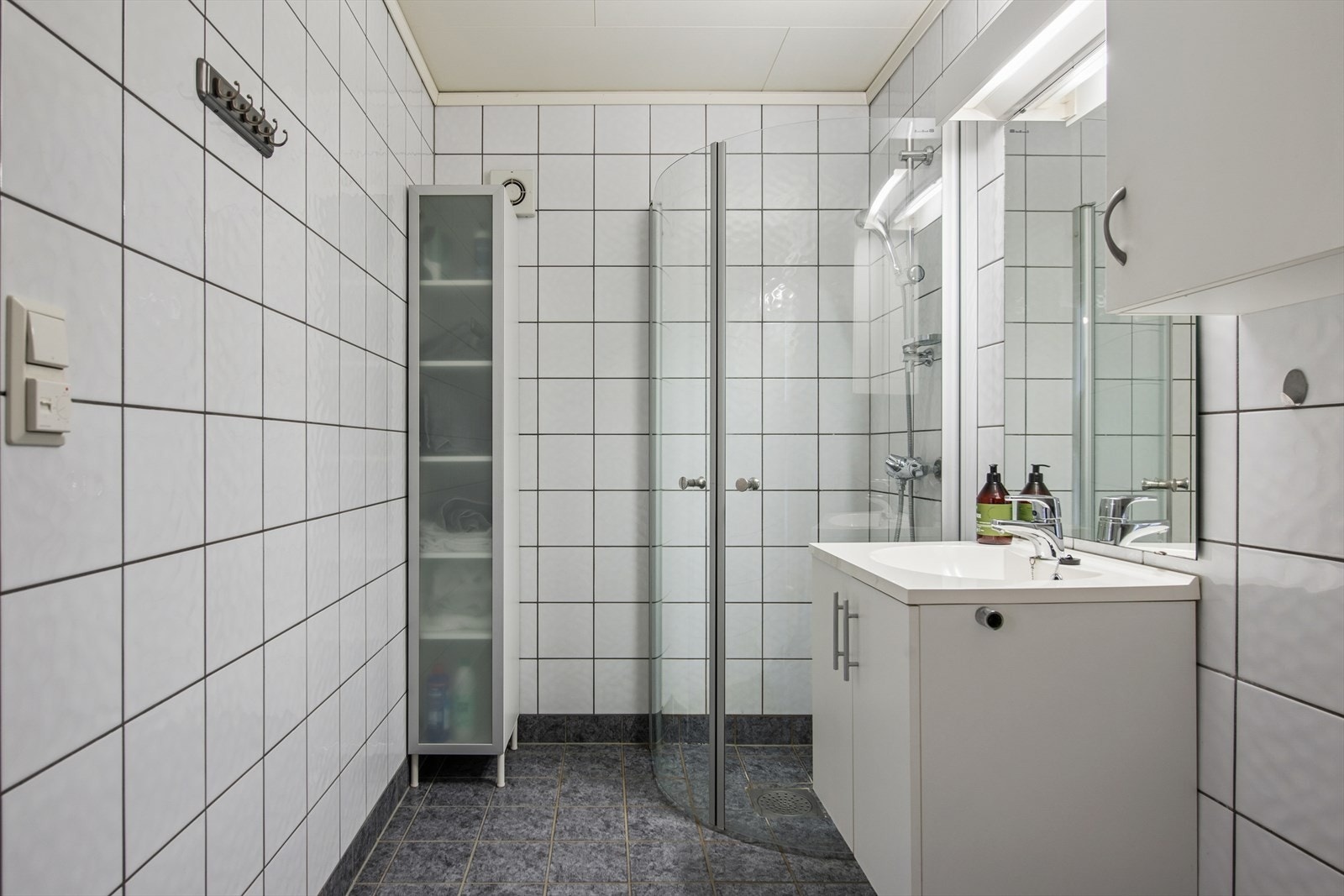 Flislagt baderom med behagelig varme i gulvet. Galleribilde