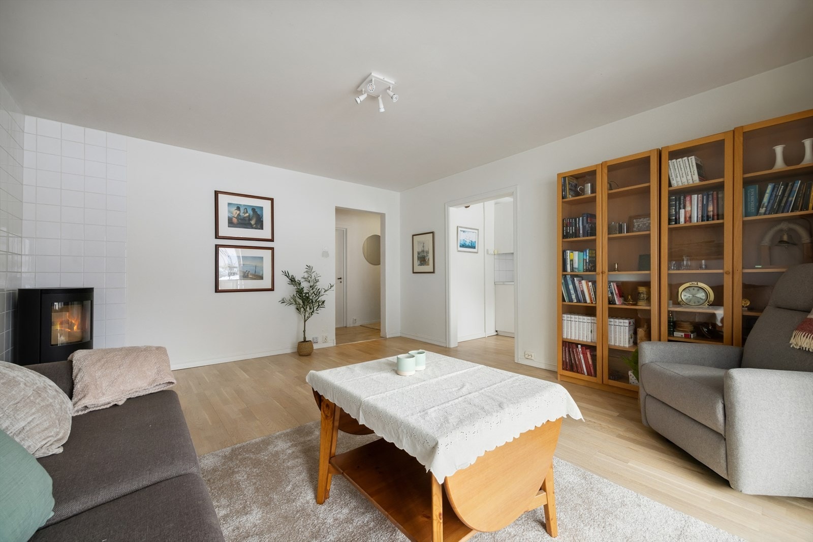 Store vindusflater og utgang til balkongen gir rikelig med naturlig lys. Galleribilde