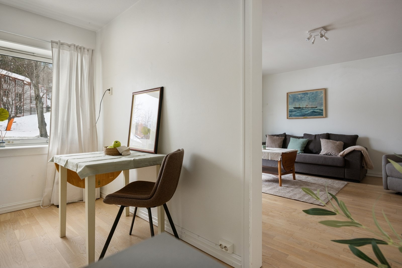 Den delvis åpne løsningen skaper en fin forbindelse mellom kjøkken og stue. Galleribilde