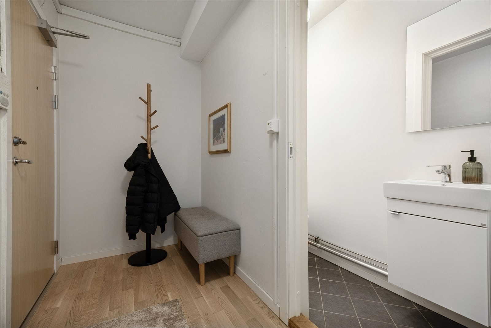 Innbydende entré med plass til oppbevaring av yttertøy og sko. Galleribilde