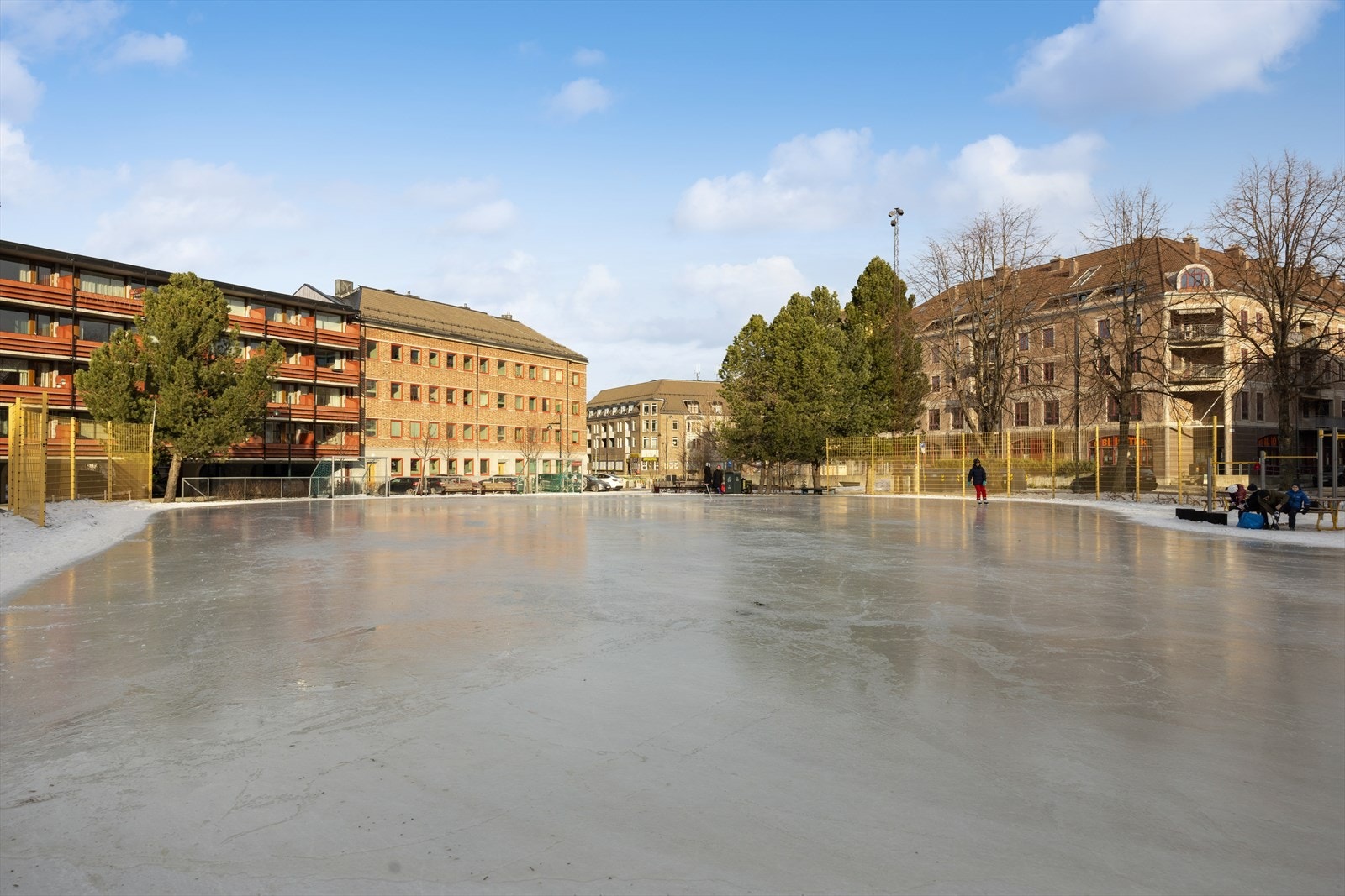 Vinterstid er det skøytebane i nærområdet. Galleribilde