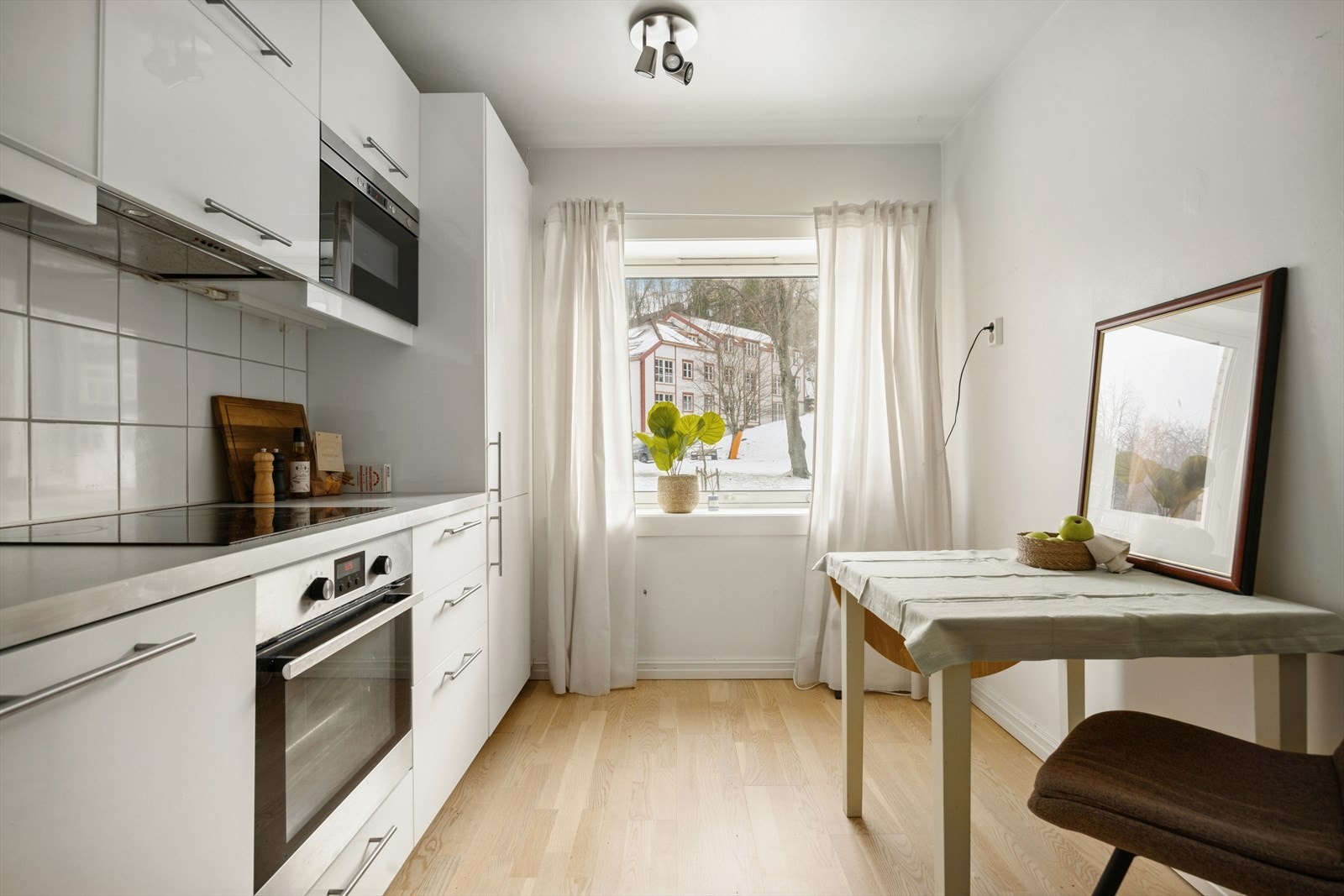 Kjøkkenet har integrert stekeovn, mikrobølgeovn og platetopp. Galleribilde