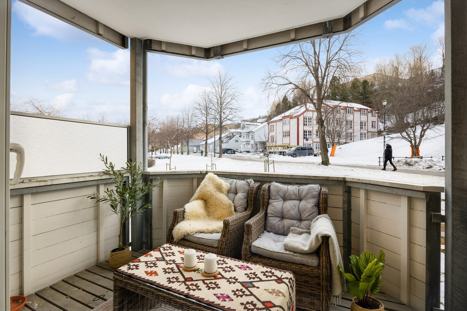 Balkongen har god plass til en sittegruppe og vender ut mot rolige omgivelser. Galleribilde