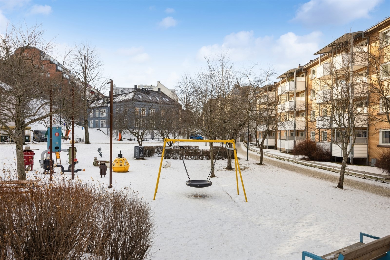 Rett utenfor døren finnes lekeplass og grønne fellesarealer. Galleribilde