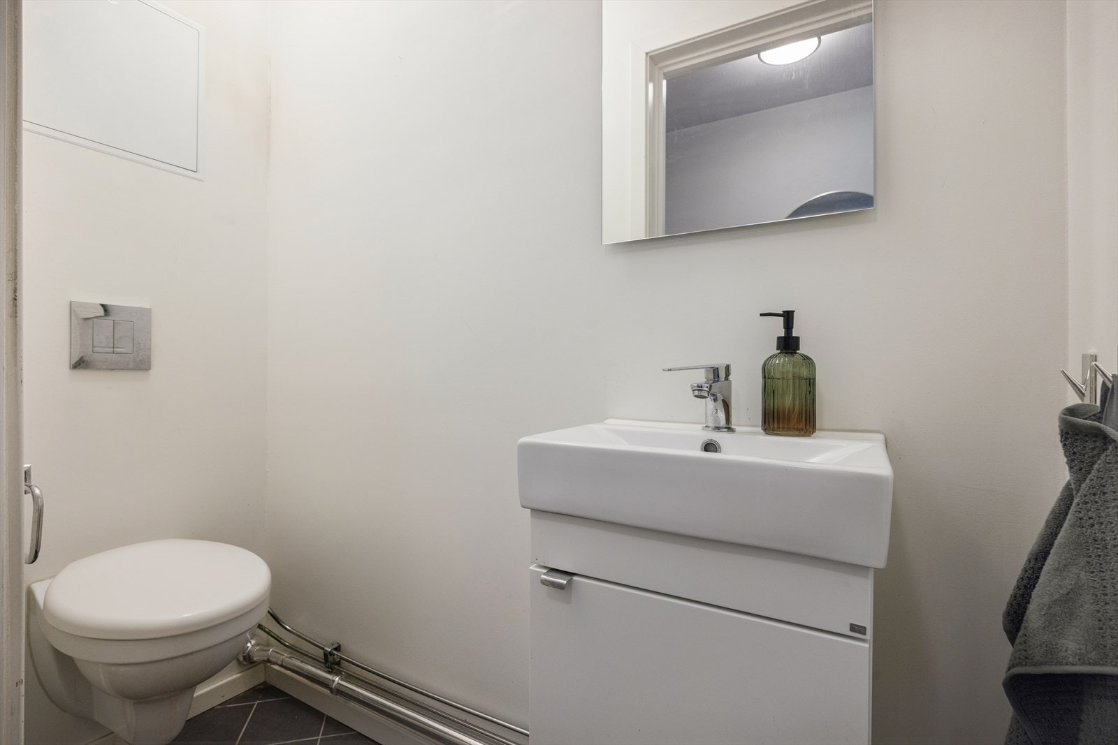 Praktisk, separat toalettrom med vegghengt toalett og servant. Galleribilde